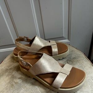 Vionic Alondra Lug Platform Ankle Strap Shimmery Finish women’s  BeigeSandals